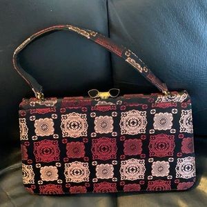 Vintage bag with chic style is perfect 🌺